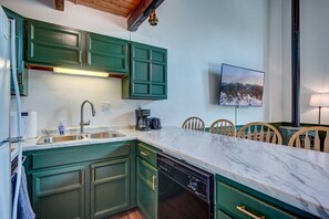 Fridge, microwave, oven, stovetop - Spacious Retreat Near StoryLand, Ski Mtns & Trails (Bartlett)