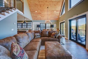 TV, fireplace, books, stereo - LUX: Best View in Jackson | Hot Tub | New Home (Jackson)