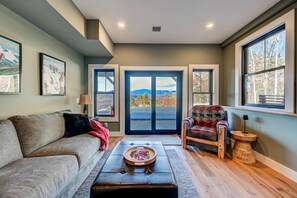 TV, fireplace, books, stereo - LUX: Best View in Jackson | Hot Tub | New Home (Jackson)