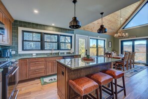Fridge, microwave, oven, stovetop - LUX: Best View in Jackson | Hot Tub | New Home (Jackson)