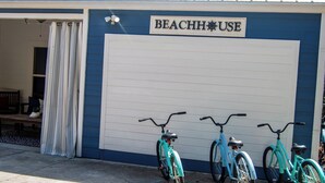 A building with a sign reading "BEACHH USE" and three bicycles parked in front. - Marvelous 4-bedroom house with AC in Miramar Beach (Miramar Beach)