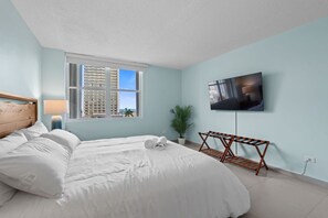 Desk, iron/ironing board, travel cot, WiFi - Block to Beach, Modern 3BR w/AC, Patio, Parking (San Juan)