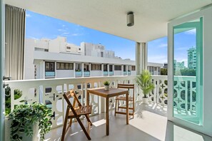 Outdoor dining - Block to Beach, Modern 3BR w/AC, Patio, Parking (San Juan)