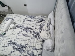 Desk, iron/ironing board, free WiFi, bed sheets - 2-bedroom apartment in Nairobi with restaurant, fitness room & kids' play access (Nairobi)