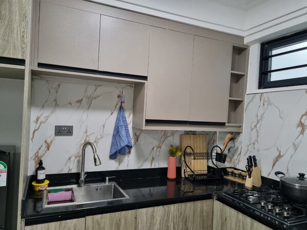 Microwave, stovetop, coffee/tea maker, electric kettle - 2-bedroom apartment in Nairobi with restaurant, fitness room & kids' play access (Nairobi)