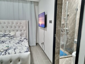 Shower, hair dryer, towels, soap - 2-bedroom apartment in Nairobi with restaurant, fitness room & kids' play access (Nairobi)