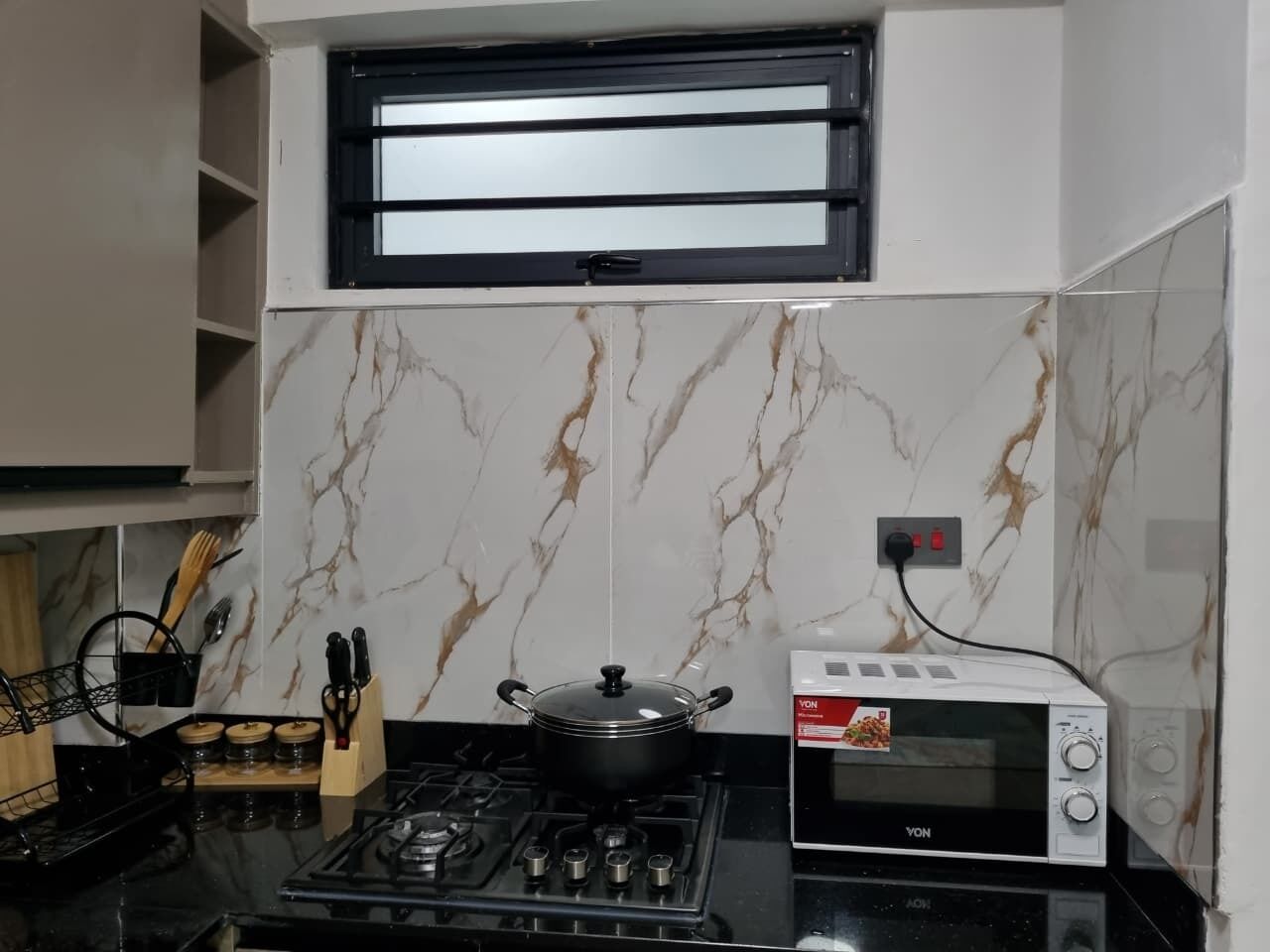 Micro-ondes, plaque de cuisson, cafetière/bouilloire