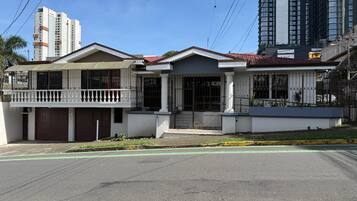 Mặt tiền nơi lưu trú