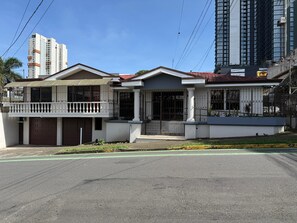 Façana frontal de l'allotjament