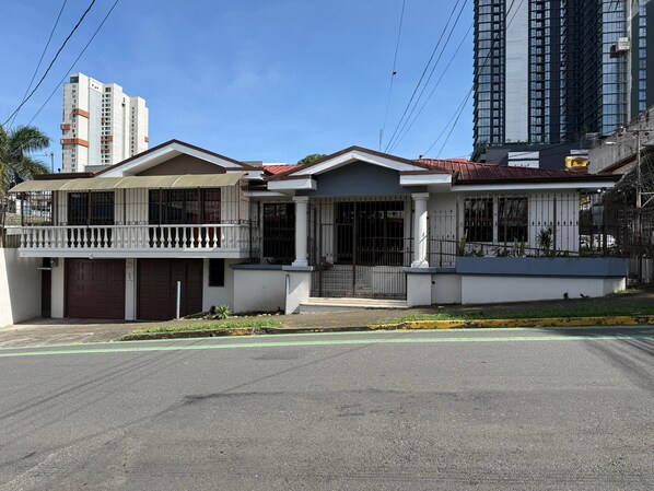 Mặt tiền nơi lưu trú