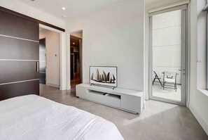 2 bedrooms, iron/ironing board, WiFi, bed sheets - THE Q LUXURY & QUALITY MODERN SARASOTA DOWNTOWN LIFESTYLE CLOSE TO LIDO BEACH (Sarasota)