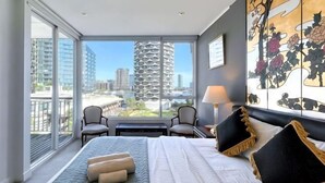 Une chambre d’hôtel avec un grand lit, une vue sur la ville et une fenêtre donnant sur le paysage urbain.