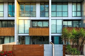 Unclassified image, 5 of 53, button - Lux Docklands District 3-level TH FreeParking (Docklands)