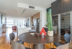 Dining - Lux Docklands District 3-level TH FreeParking (Docklands)