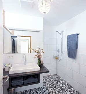 Dusche, Haartrockner, Handtücher, Toilettenpapier