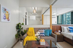 Smart TV - BGC High Rise, Uptown Mall Link, 5G WiFi, Pool, Ste 19 (Taguig)