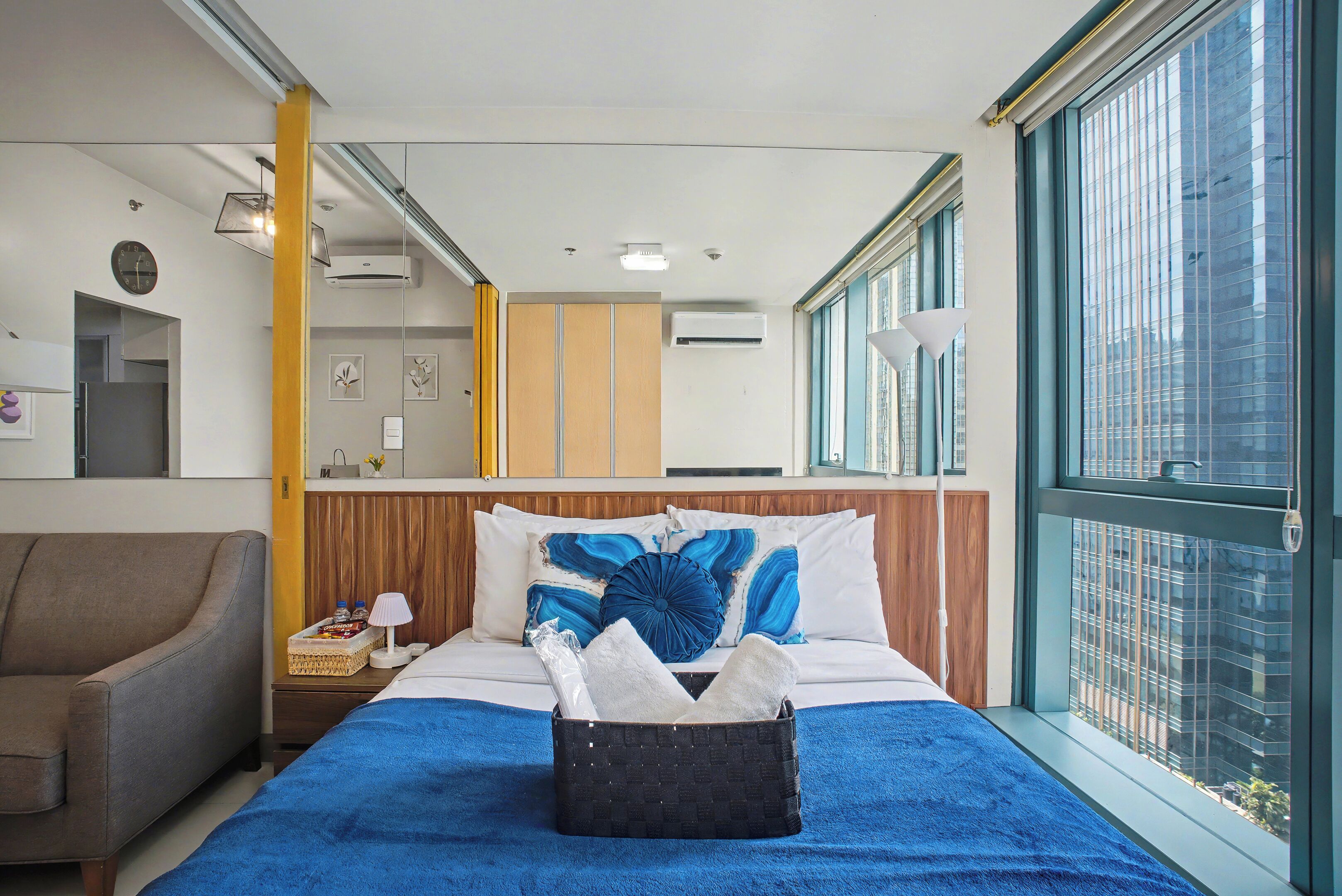 Tabla de planchar con plancha, wifi y ropa de cama 