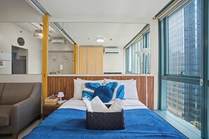 Iron/ironing board, WiFi, bed sheets - BGC High Rise, Uptown Mall Link, 5G WiFi, Pool, Ste 19 (Taguig)