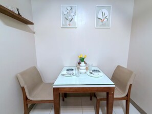 Dining - BGC High Rise, Uptown Mall Link, 5G WiFi, Pool, Ste 19 (Taguig)