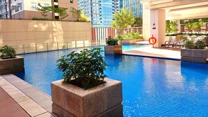 Pool - BGC 1BR, Steps to Mitsukoshi & Uptown Malls, 300Mbps Fiber 19C2 (Taguig)