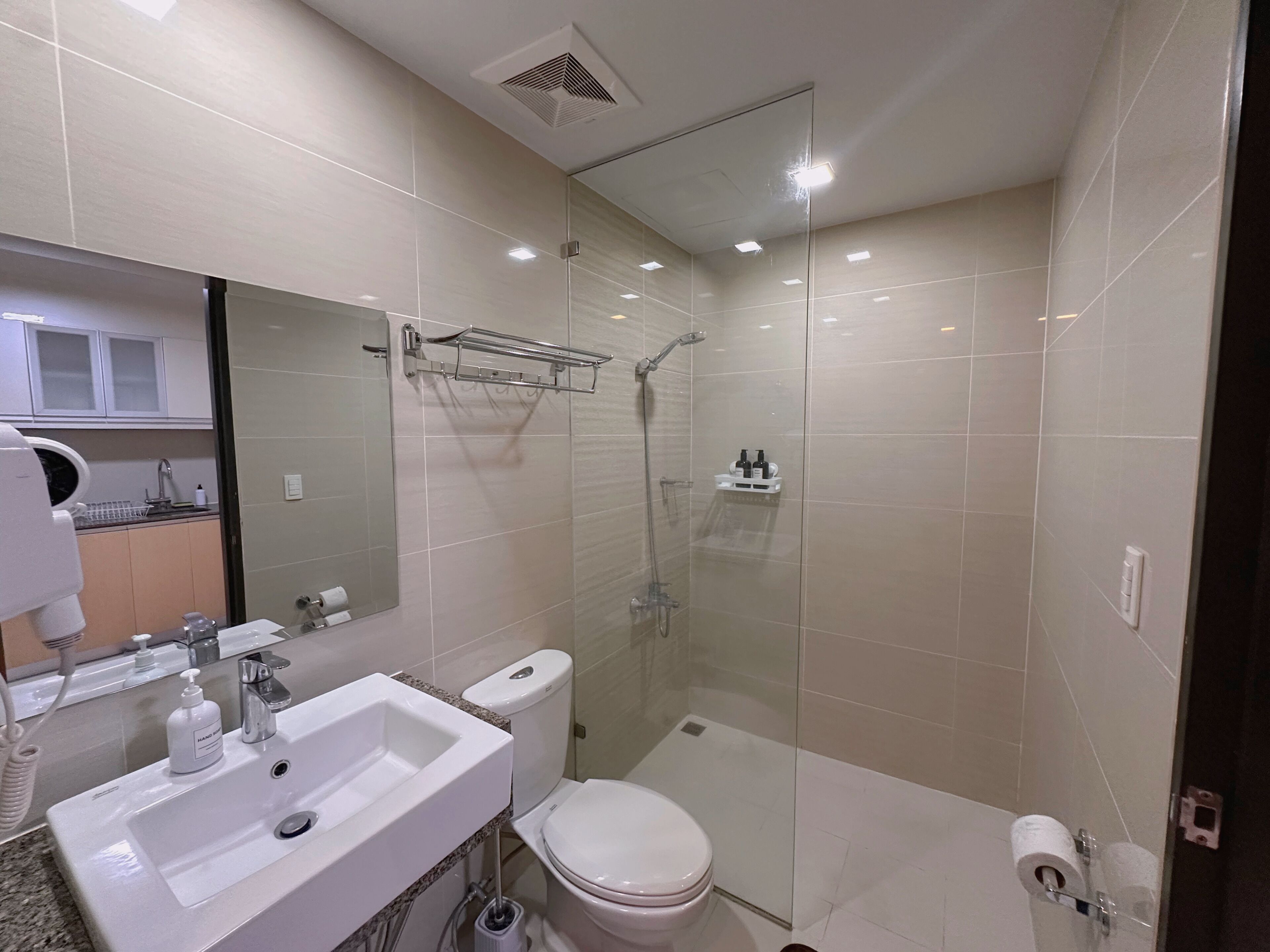 Shower, hair dryer, bidet, towels