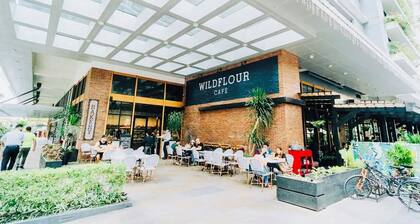 BGC High Rise, Uptown Mall Link, 5G WiFi, Pool, Ste 19