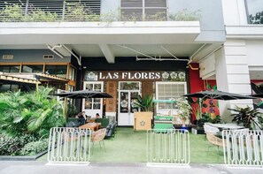 Outdoor dining - BGC High Rise, Uptown Mall Link, 5G WiFi, Pool, Ste 19 (Taguig)