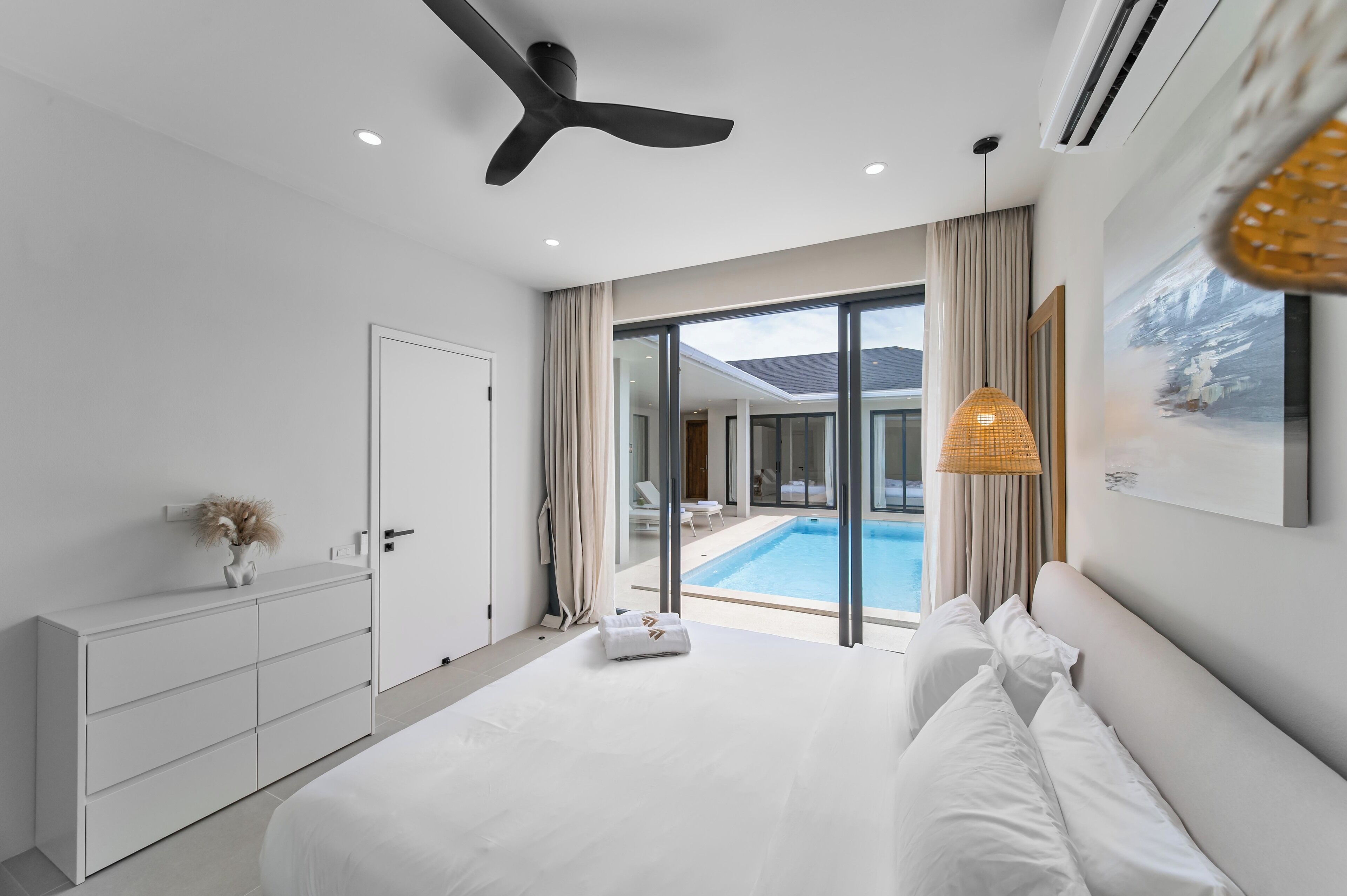 Escritorio, espacio para trabajar con laptop y cortinas blackout 