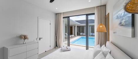 Escritorio, espacio para trabajar con laptop y cortinas blackout