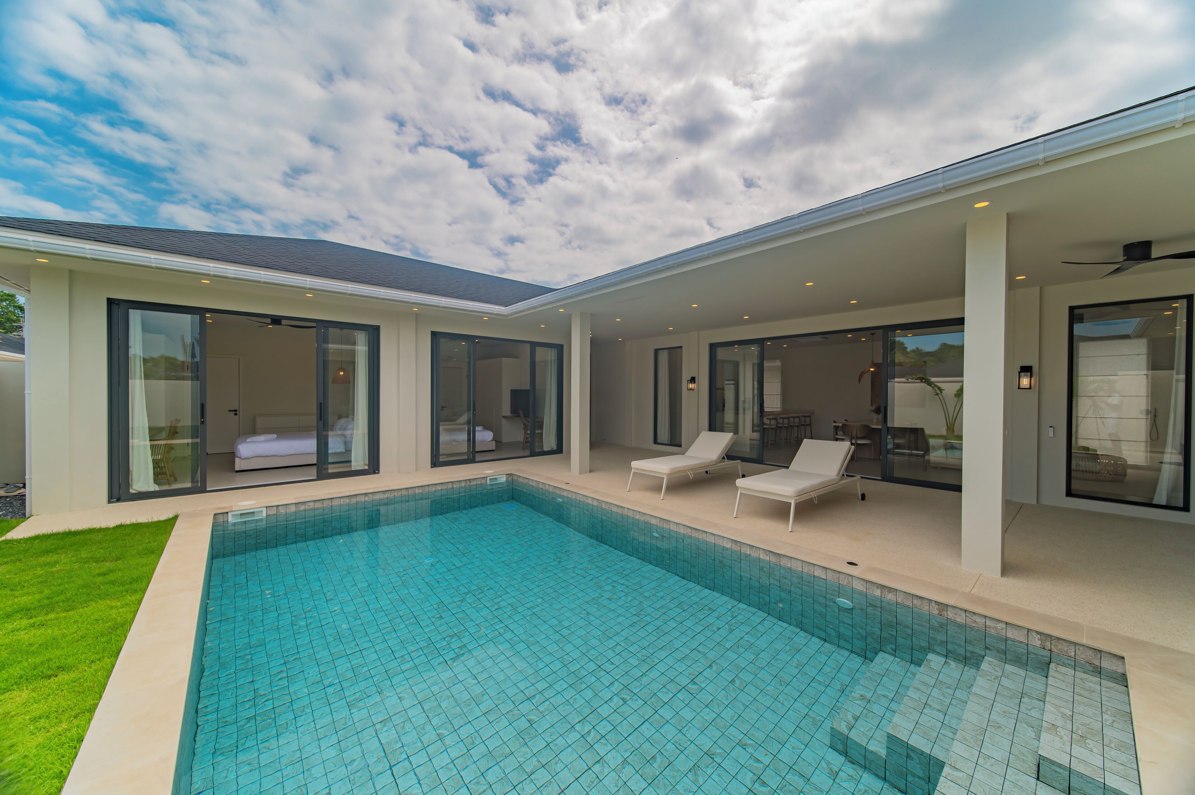 Bàn, khu vực làm việc phù hợp cho laptop, màn/rèm cản sáng 