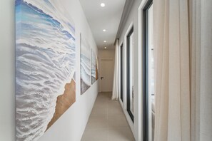 Bàn, khu vực làm việc phù hợp cho laptop, màn/rèm cản sáng 