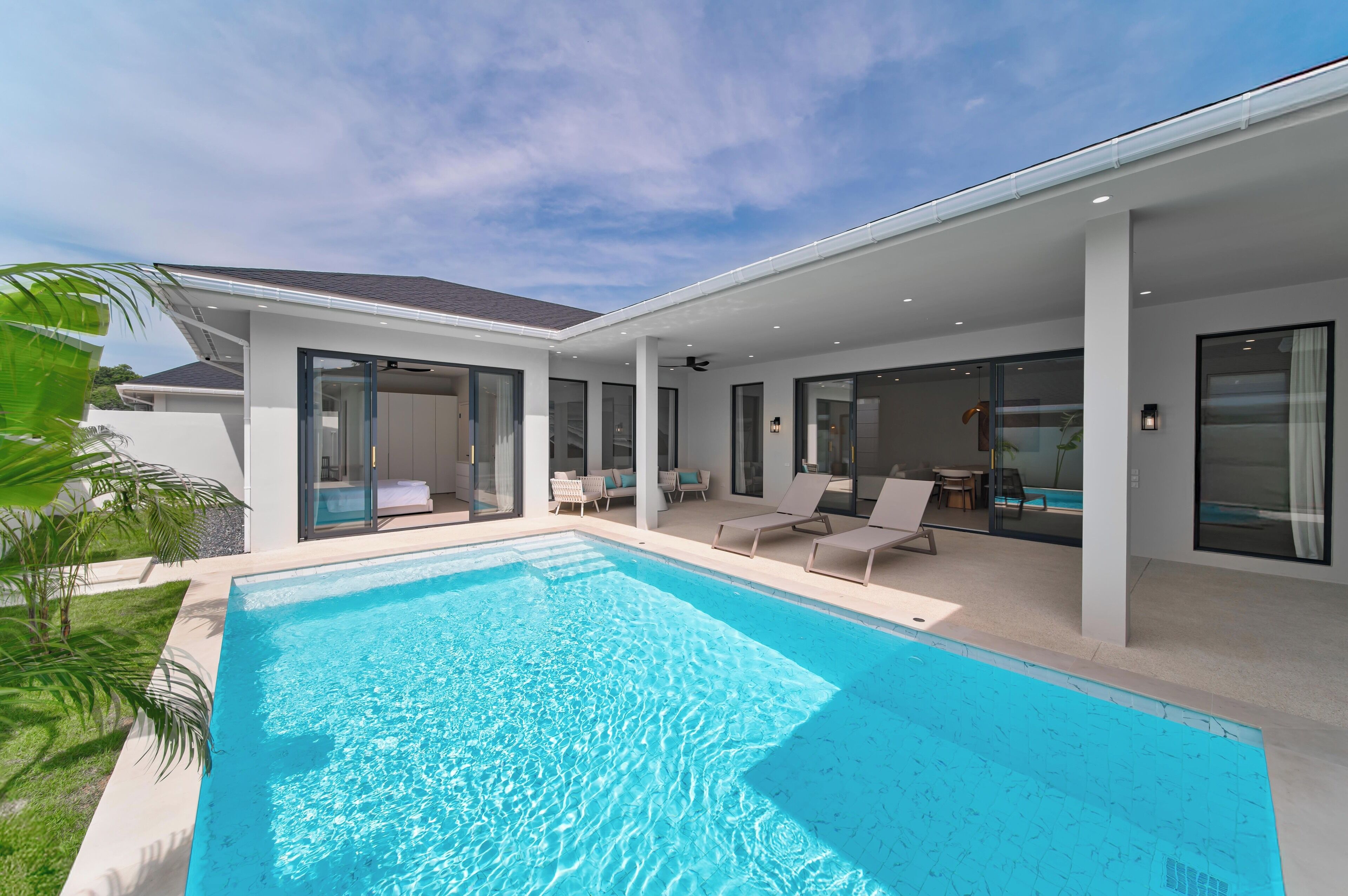 Bàn, khu vực làm việc phù hợp cho laptop, màn/rèm cản sáng 