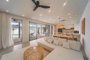 Bàn, khu vực làm việc phù hợp cho laptop, màn/rèm cản sáng 