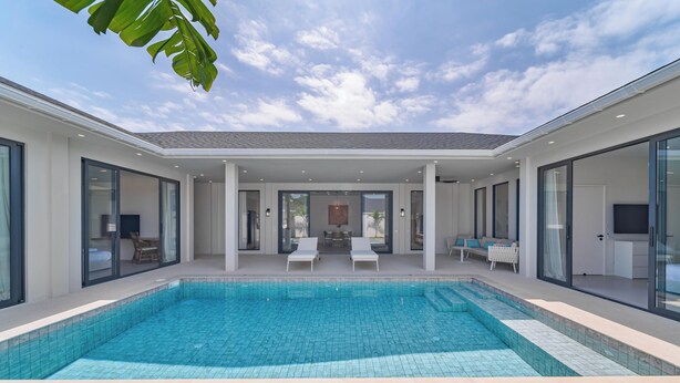 A modern house with a swimming pool, large windows, and a covered patio area. - Valentine Village (Koh Samui)
