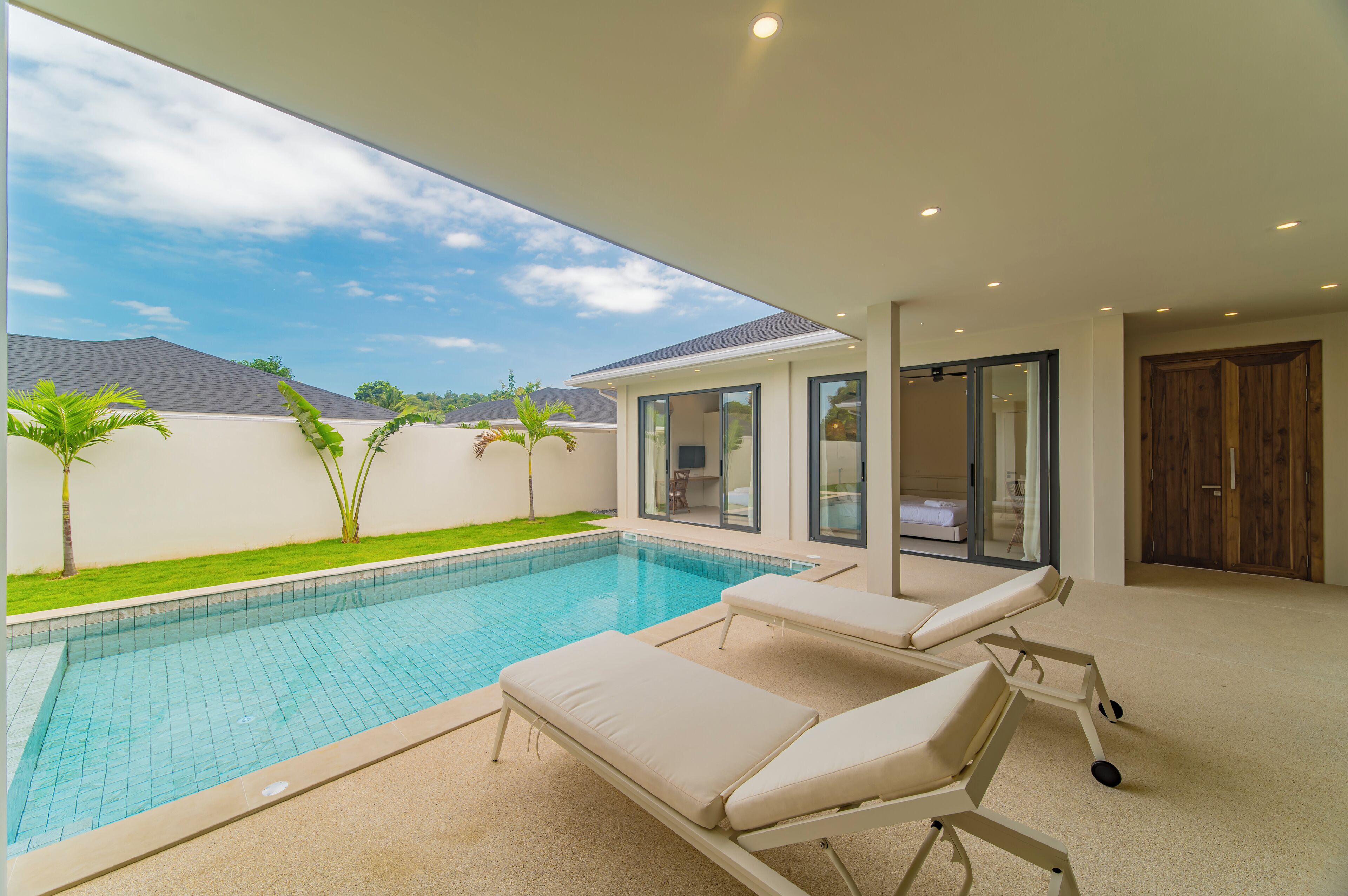 Bàn, khu vực làm việc phù hợp cho laptop, màn/rèm cản sáng 