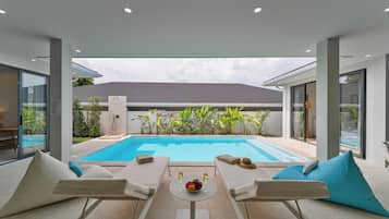 Villa superior, 3 habitaciones | Escritorio, espacio para trabajar con un portátil, cortinas opacas