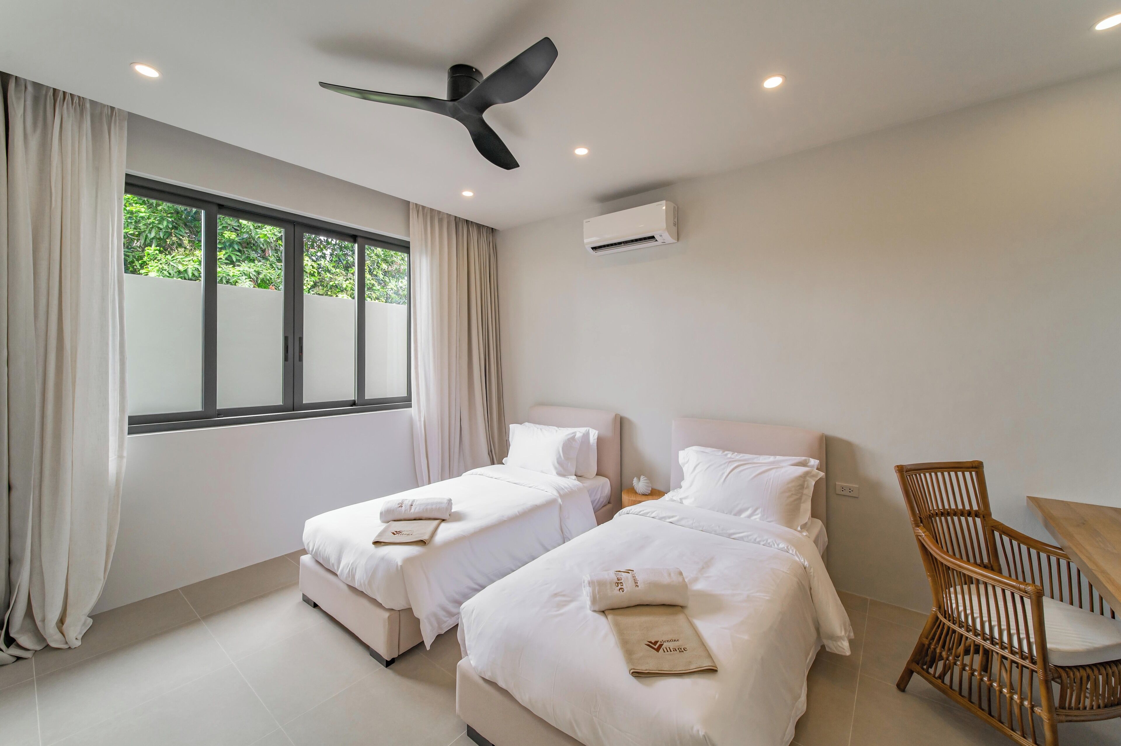 Meja kerja, ruang kerja ramah laptop, Wi-Fi gratis, dan seprai linen