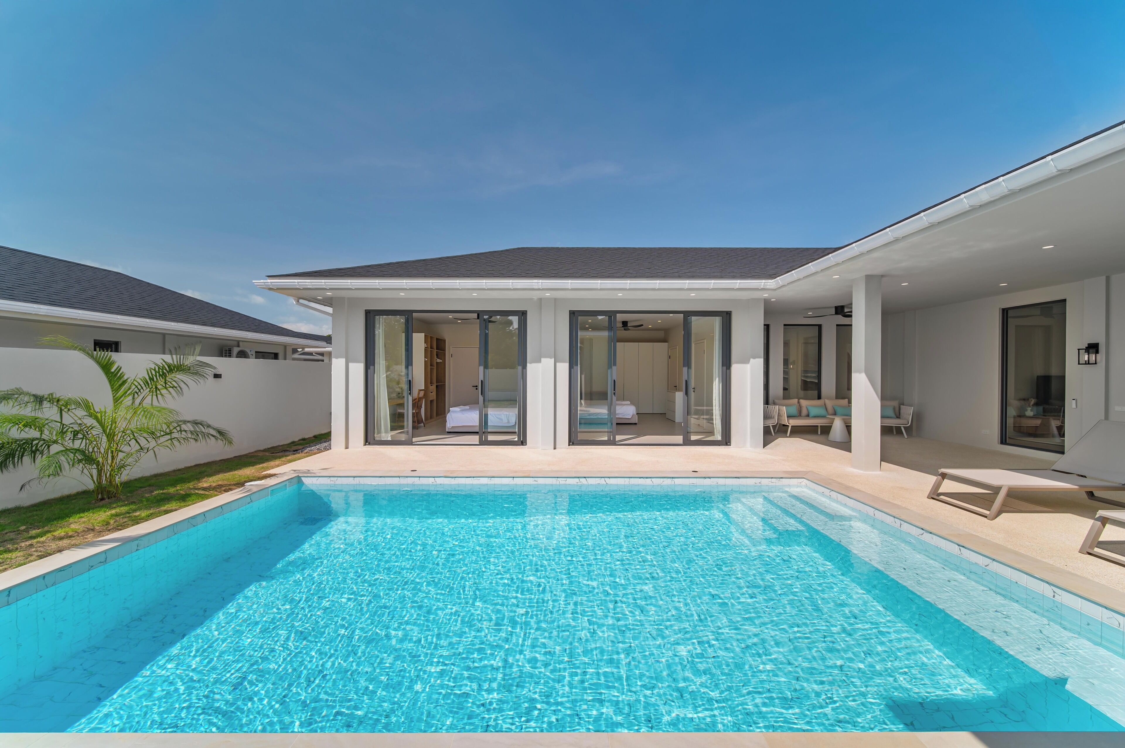 Bàn, khu vực làm việc phù hợp cho laptop, màn/rèm cản sáng 