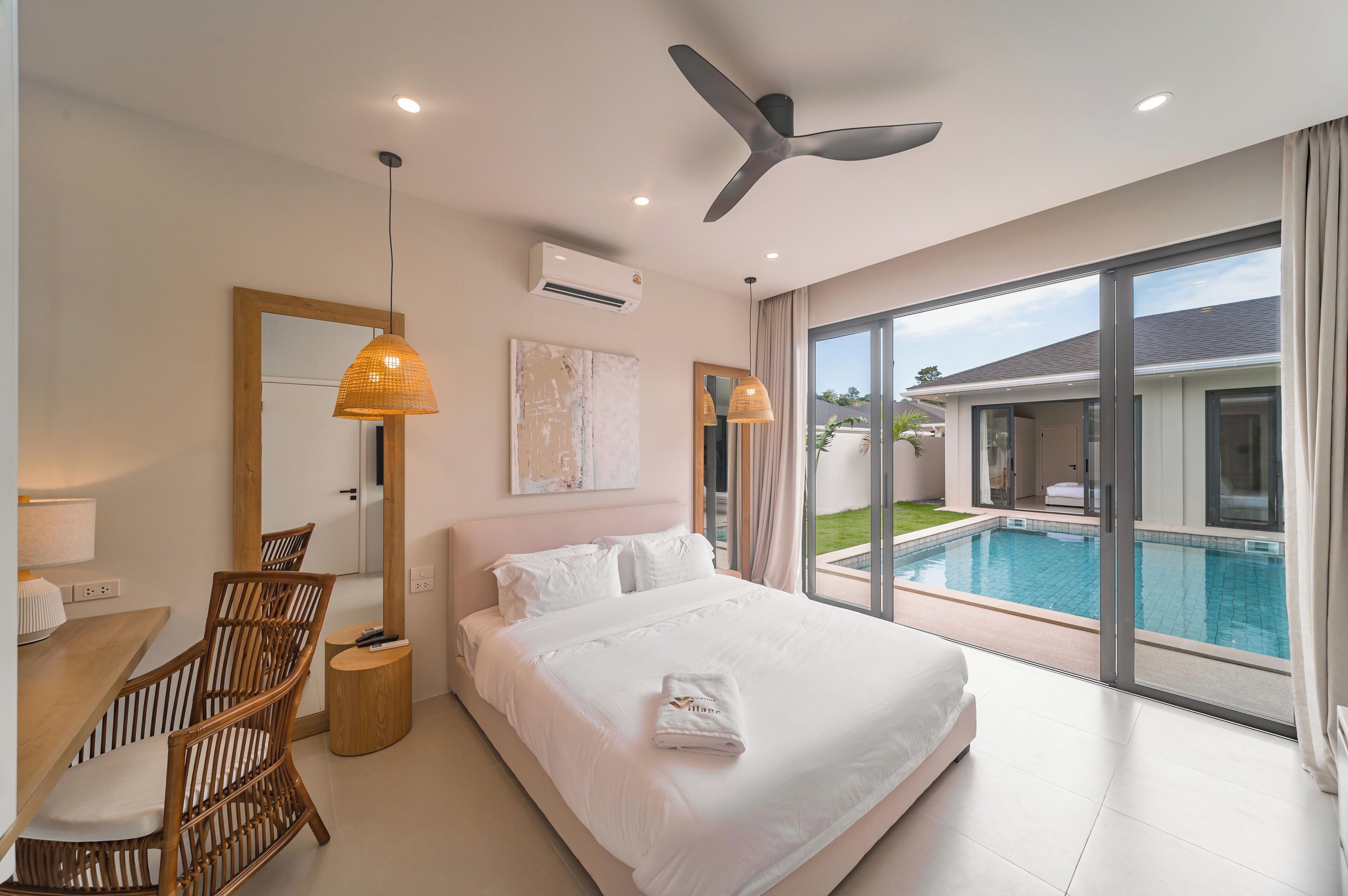 Bàn, khu vực làm việc phù hợp cho laptop, màn/rèm cản sáng 