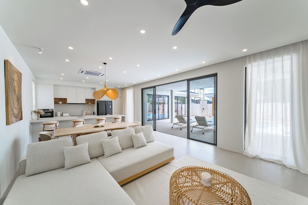 โต๊ะทำงาน, พื้นที่ทำงานแบบใช้แล็ปท็อป, ผ้าม่านกันแสง, ห้องเก็บเสียง