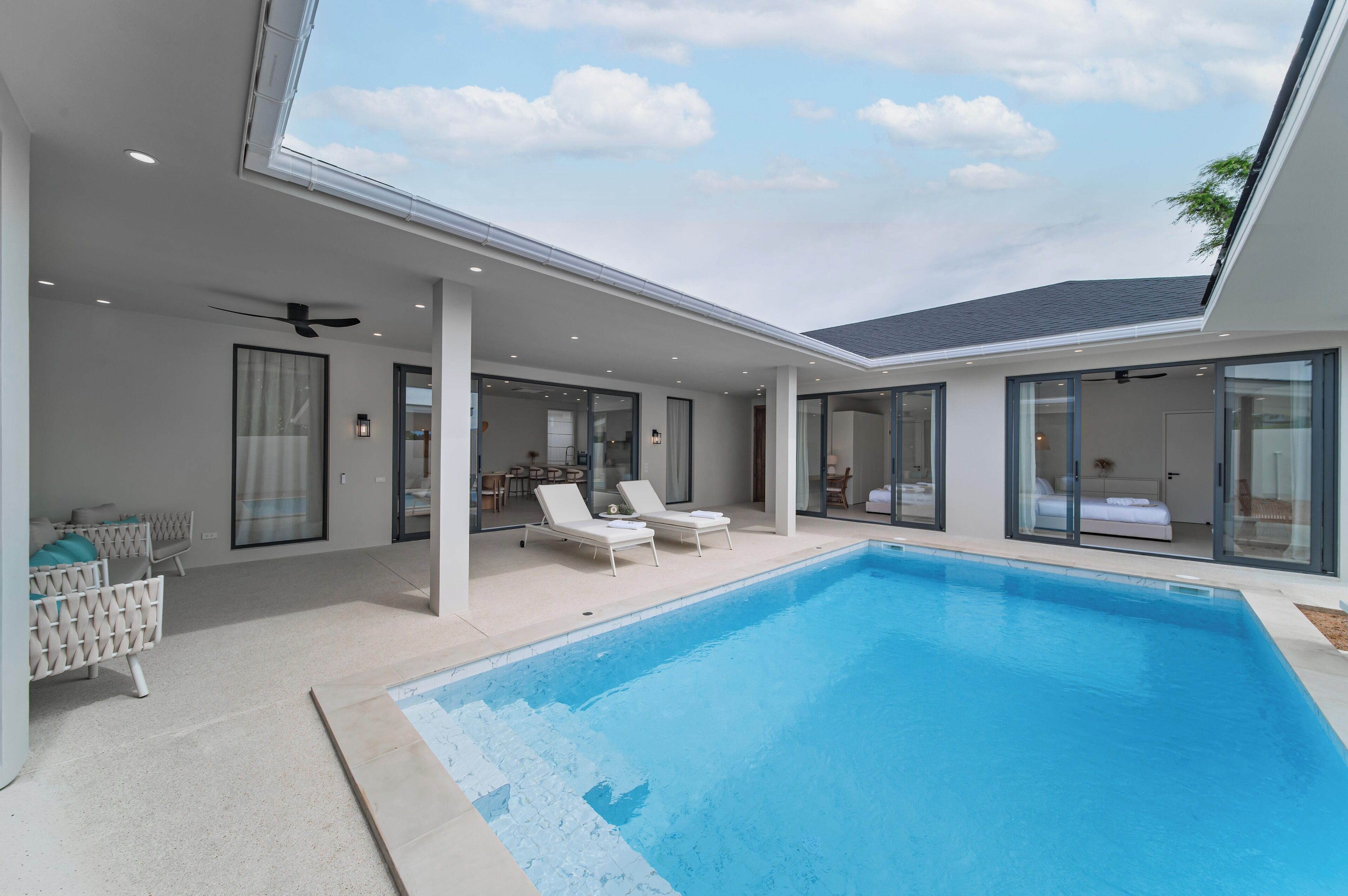 Bàn, khu vực làm việc phù hợp cho laptop, màn/rèm cản sáng 