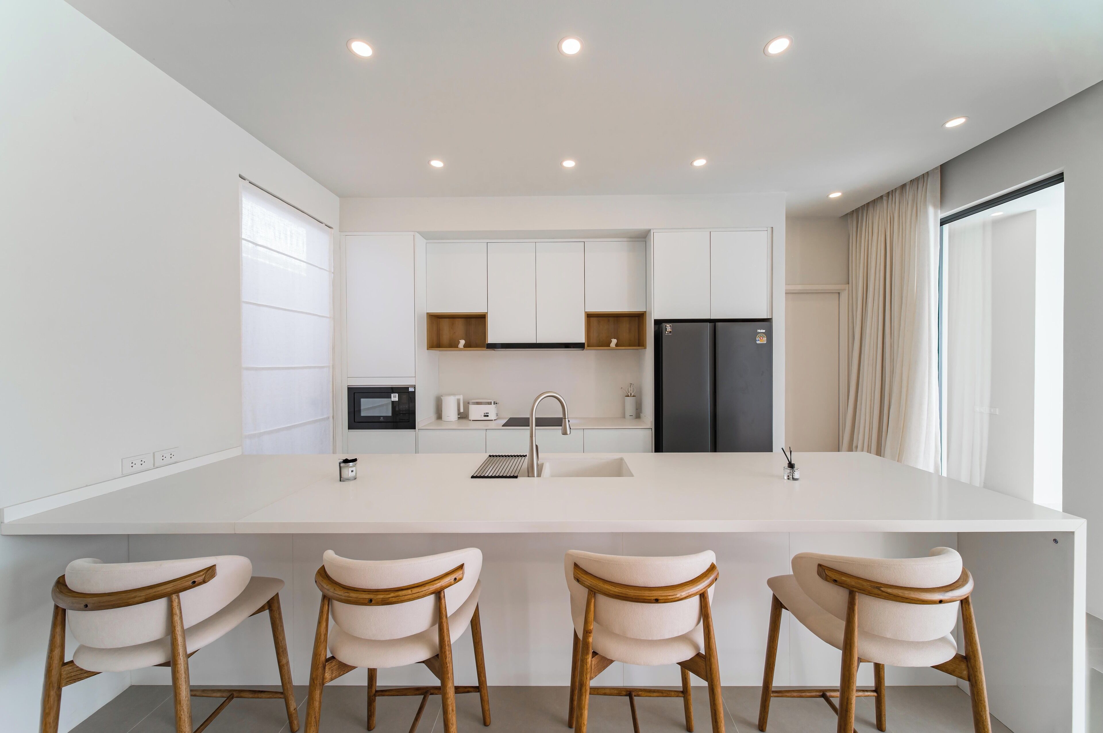 Bureau, espace de travail pour ordinateur portable, rideaux occultants