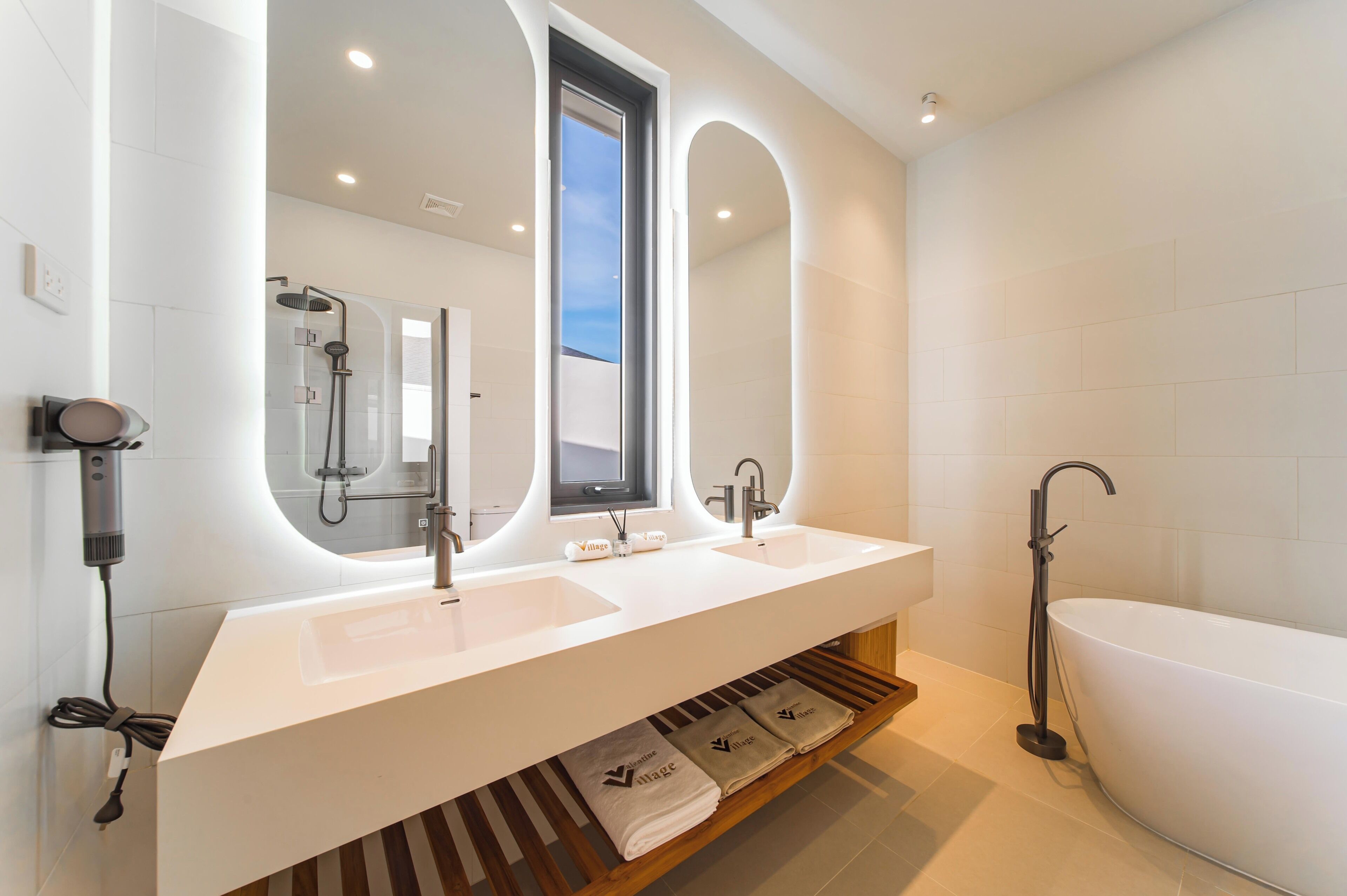 Villa superior, 3 habitaciones | Escritorio, espacio para trabajar con un portátil, cortinas opacas