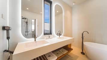 Villa superior, 3 habitaciones | Escritorio, espacio para trabajar con un portátil, cortinas opacas