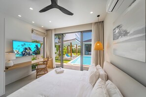 Villa Premium, 4 camere da letto, piscina privata | Una scrivania, postazione laptop, tende oscuranti, insonorizzazione