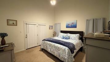 4 bedrooms, desk, iron/ironing board, travel crib