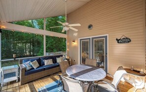 Outdoor dining - Charming 4-bedroom Beach House in Ocean Pines (Ocean Pines)
