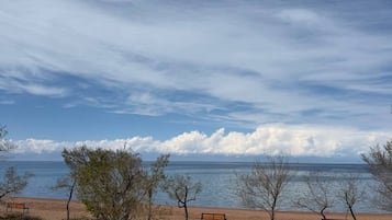 Habitació amb dos llits individuals panoràmica, pati hawaià, vistes al llac | Terrassa o pati