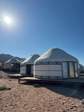 Habitación panorámica con 2 camas individuales, lanai, vistas al lago | Zona de estar