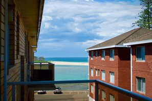 Property grounds - Coastal Minimalist Retreat Steps from the Water (The Entrance)